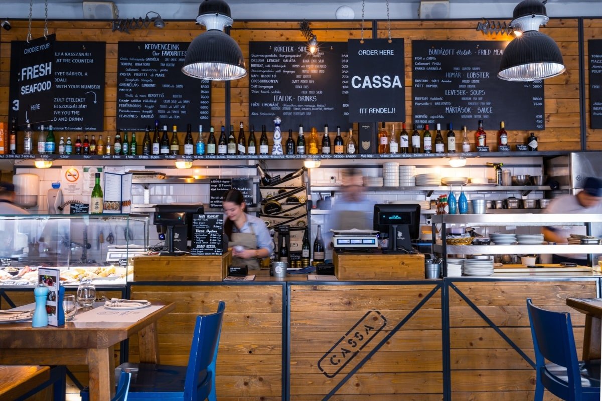 דלפק ההזמנות וחלל הישיבה של Bigfish